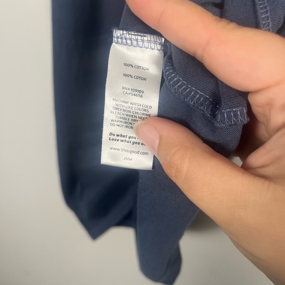 Life is Good. Blue animal paws v-neck cotton tshirt size large - Picture 5 of 6